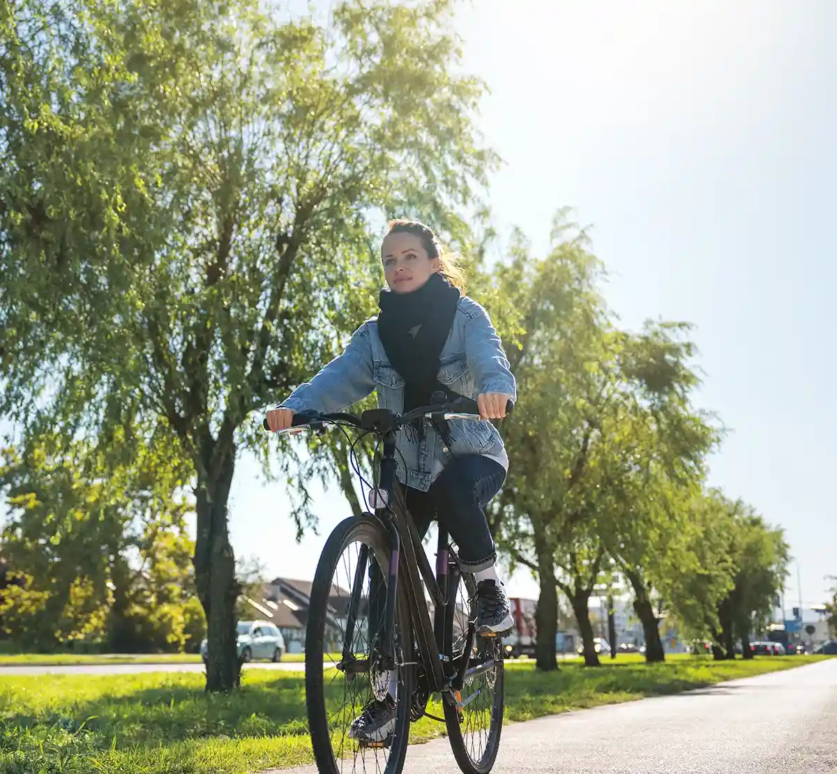 Aktive Lebensweise Fahrrad fahren Eine Frau auf einem Fahrrad auf einem Radweg fahrend