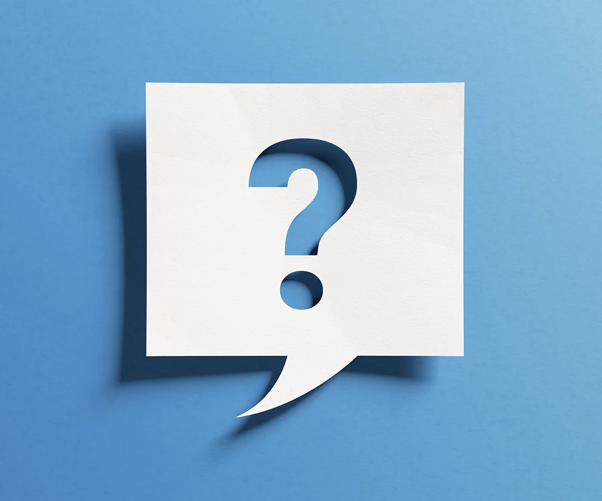 Allergie Selbsttest Fragen beim Auswerten Notizzettel mit Schatten als Sprechblase mit einem Fragezeichen ausgeschnitten vor blauem Hintergrund