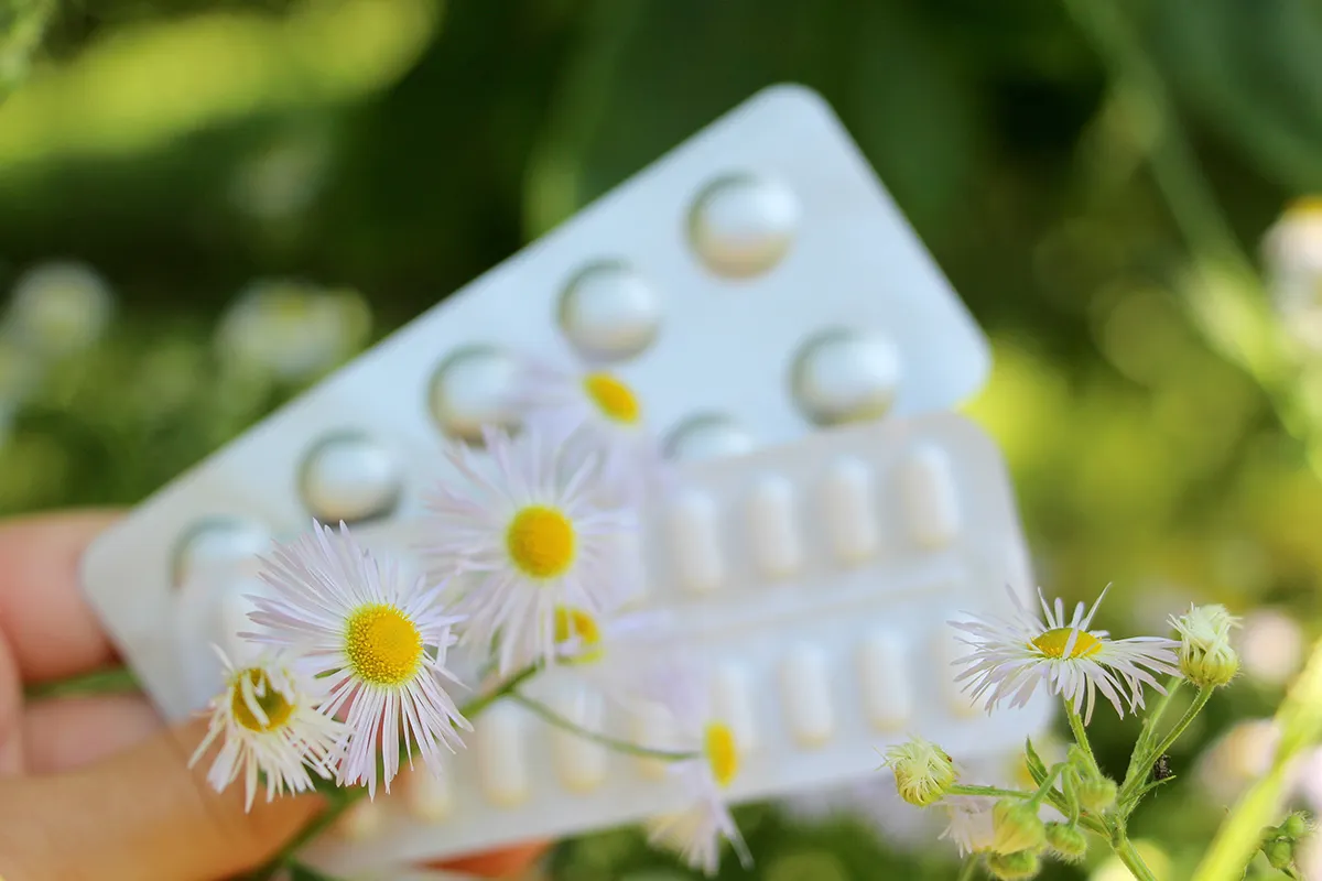 Antihistaminika Behandlungsoption Tablettenverpackungen mit Blumenblüten davor