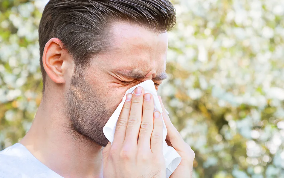 arzt-fragen-langfristige-beschwerden-unwohlsein Mann schnäuzt in ein Taschentuch