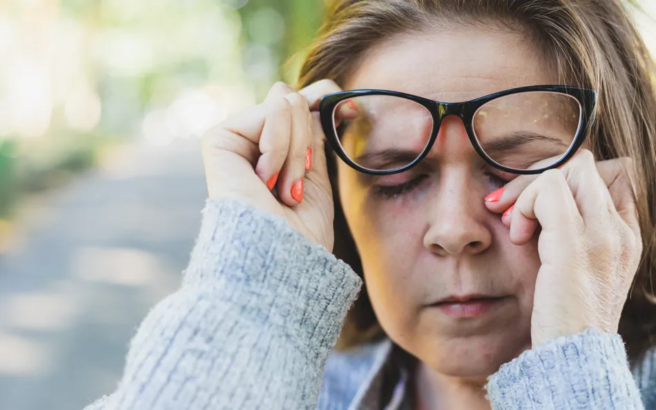 Arzt fragen Selbsttherapie ohne Erfolg Eine Frau mit Brille reibt sich darunter die drum herum geröteten Augen