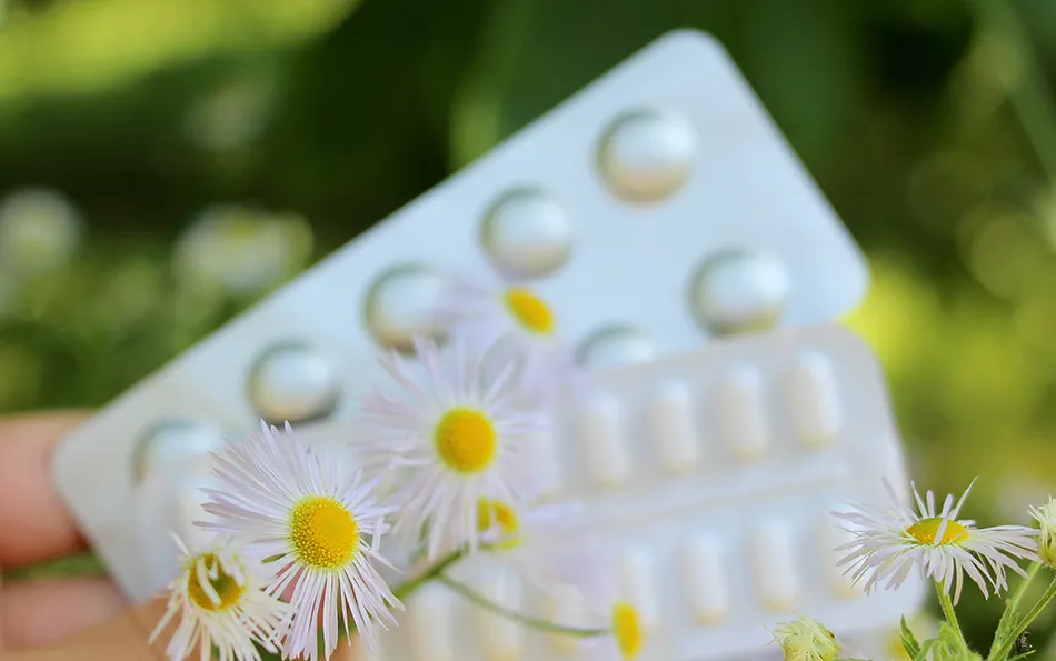Behandlungsmoeglichkeit Antihistaminika Tablettenverpackungen mit Blumenblüten davor