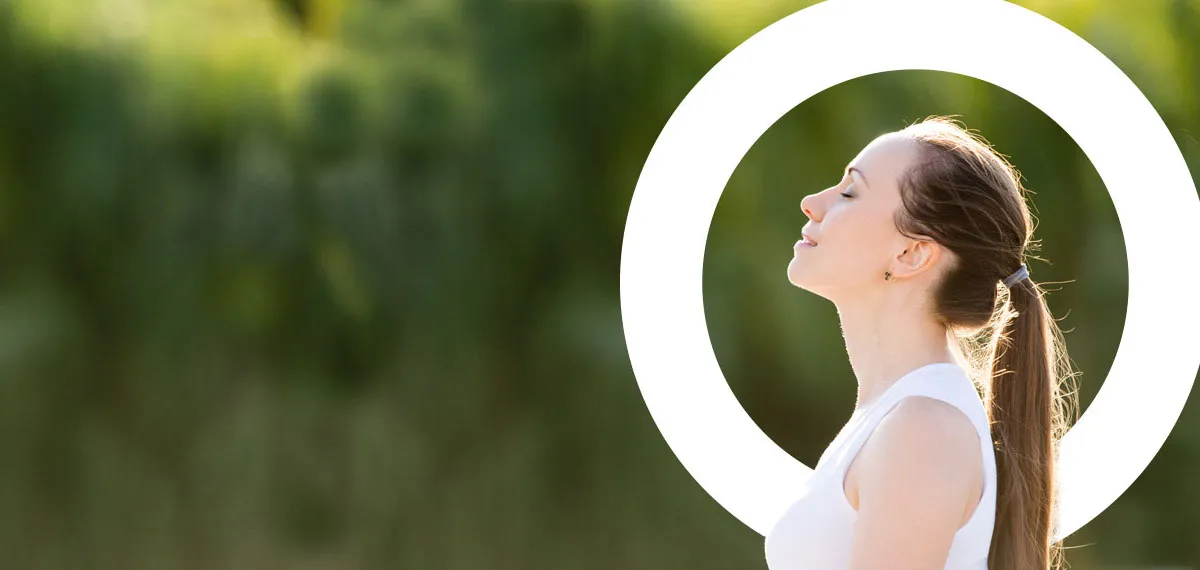 Eine Frau mit geschlossenen Augen