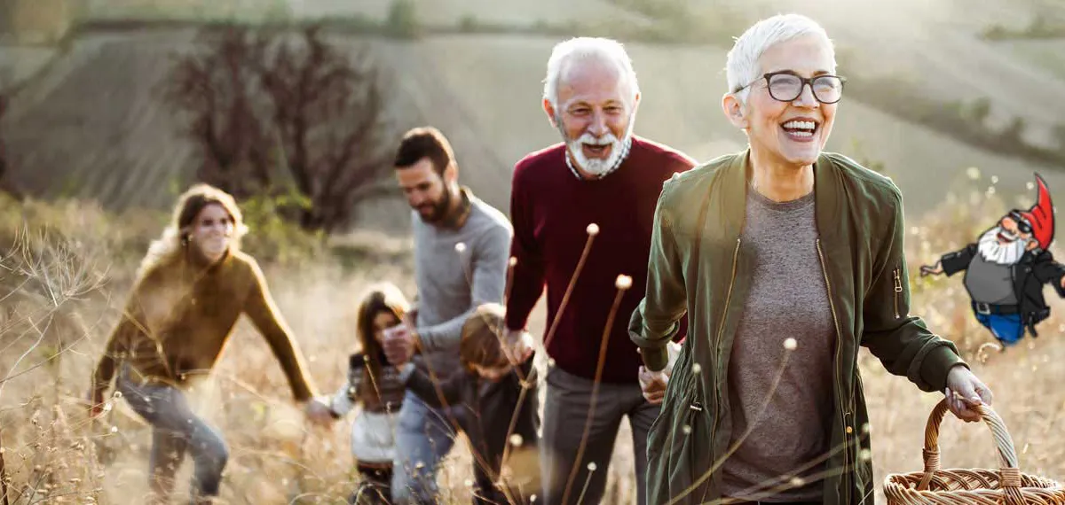 Eine Familie geht über ein Feld