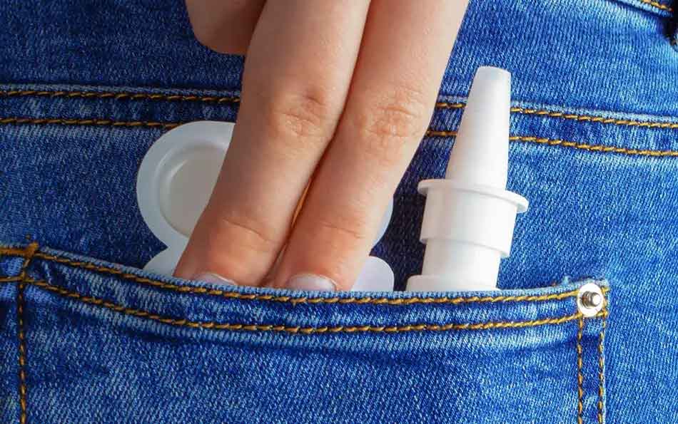 Nasenspray regelmäßige Anwendung Medikamente schauen aus einer Hosentasche raus