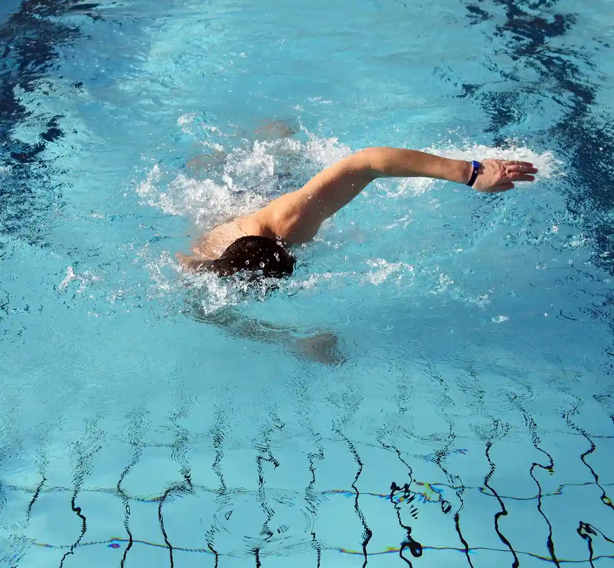 Sport in geschützte Bereiche Schwimmhalle Jemand schwimmt kraulend in einem Becken